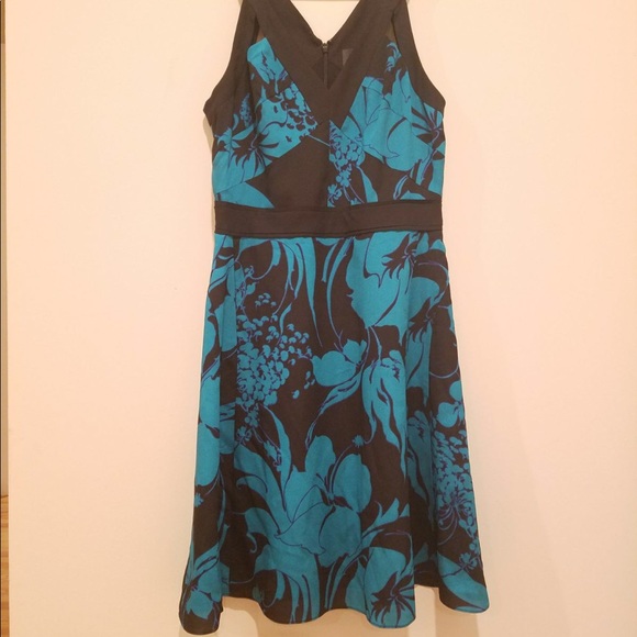 Adrianna Papell Dresses & Skirts - Adrianna Papell flowery pattern dress in size 6
